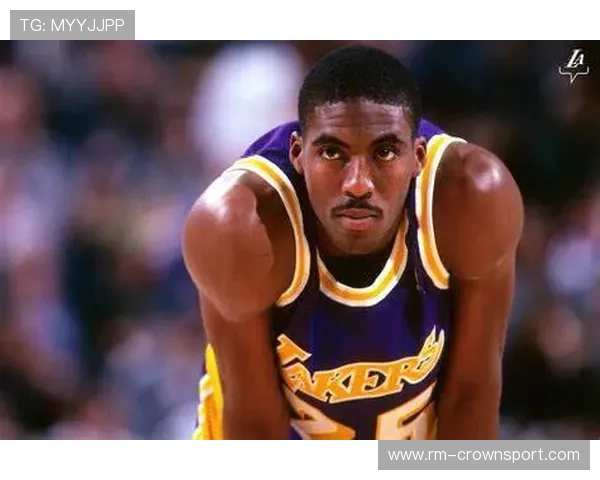 埃迪·琼斯无球跑动制造空位，拉开空间改变对手防守布局